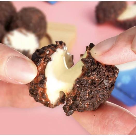 Bánh socola nhân kem phomai tan chảy WOW