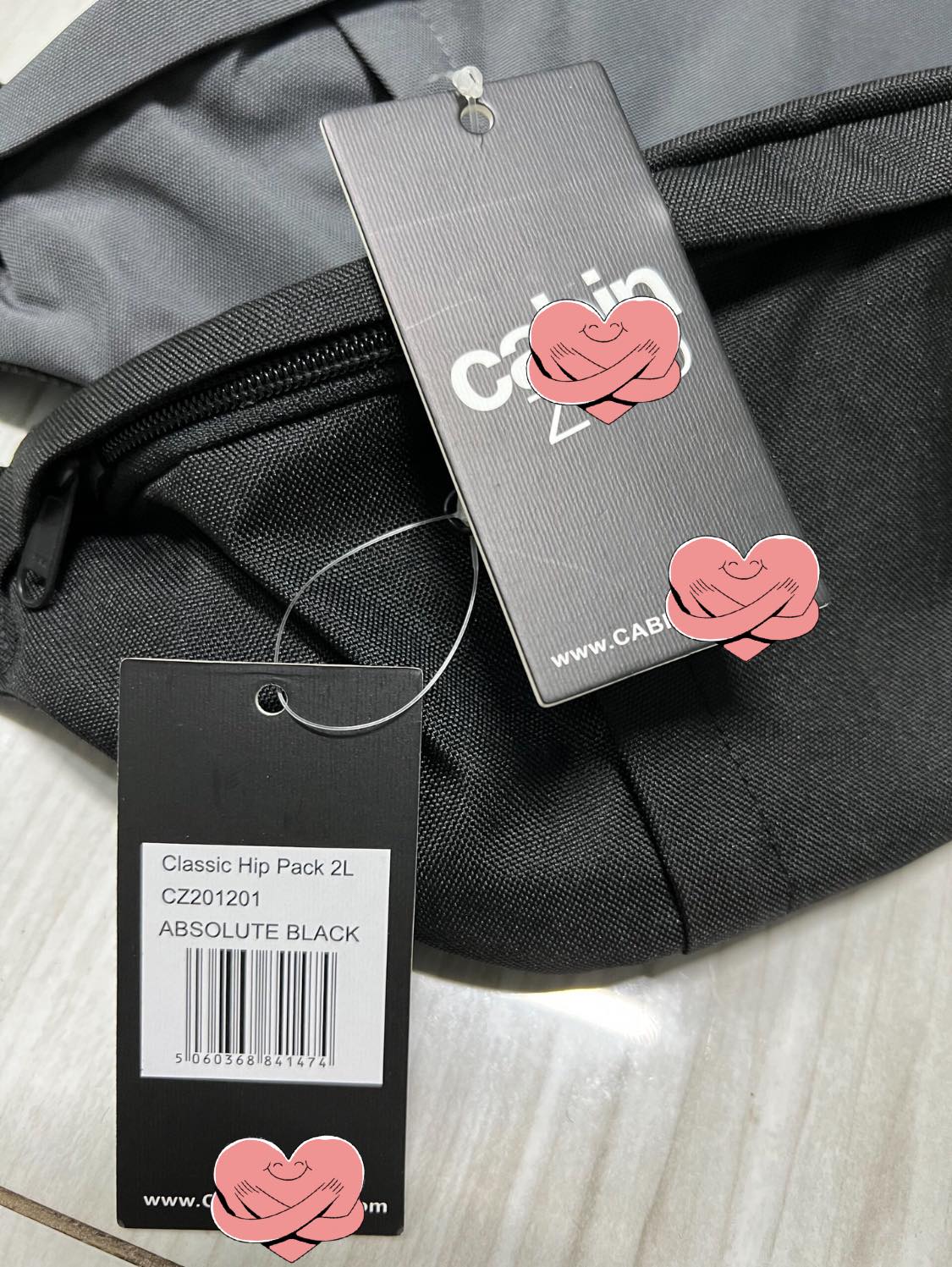 Túi đeo chéo của Ca-bin Ze ro, một thương hiệu đến từ Anh.