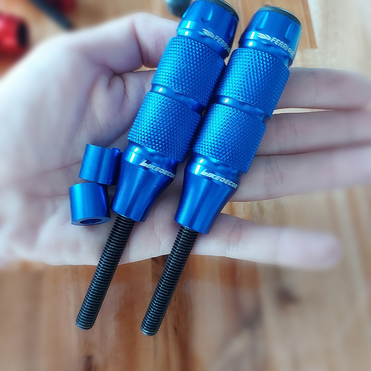 Gù chống đổ kiêm gác chân sau màu xanh