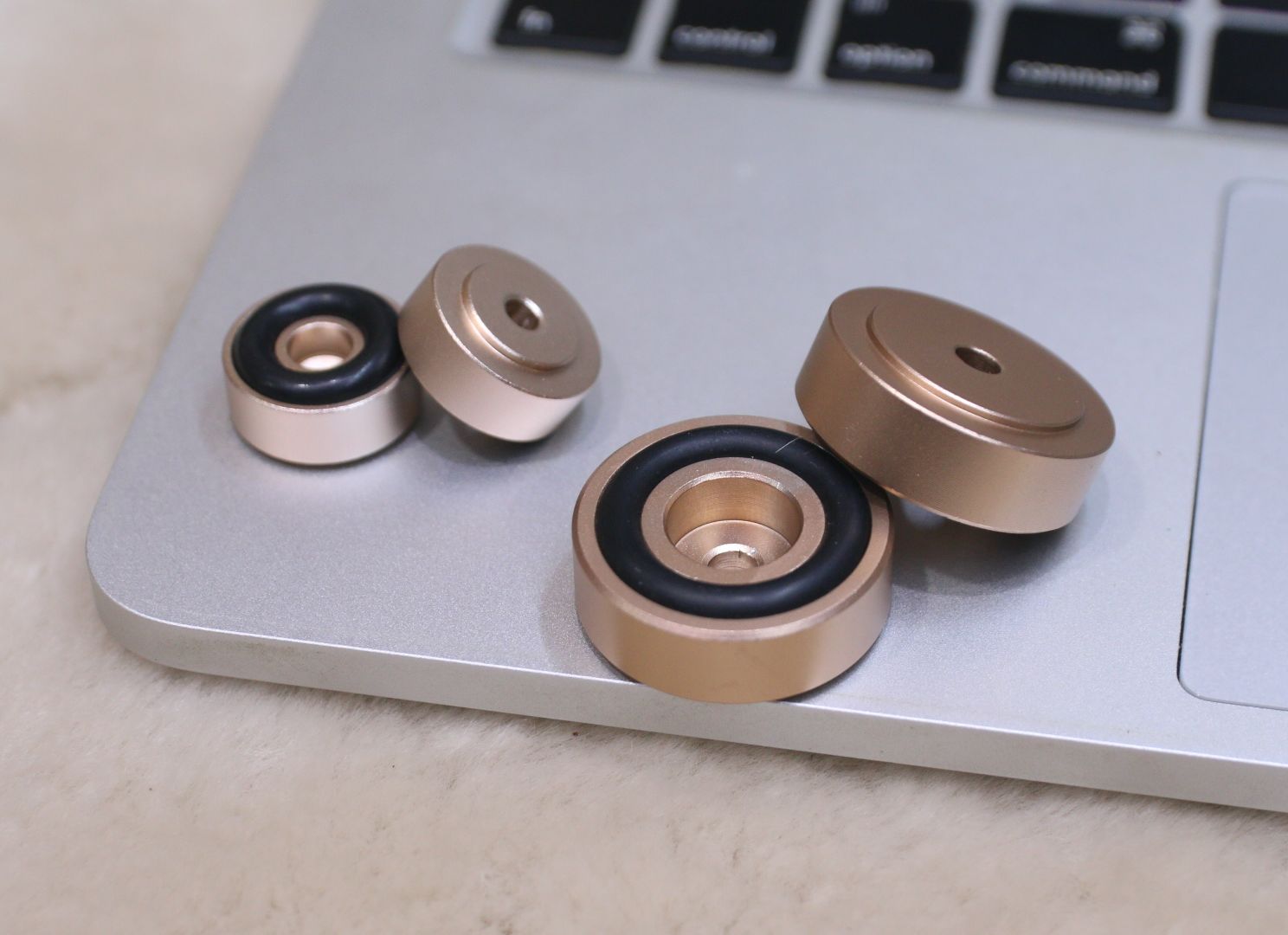 Set 4 chân đế chống rung bằng nhôm cho loa