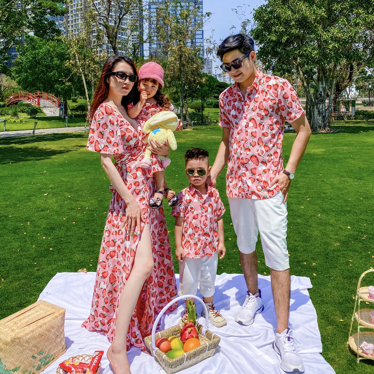 [HCM] Đồ Gia Đình Du Lịch-Set Đồ Gia Đình Đi Biển-Họa Tiết Dâu Hồng Chất Vải Mango Cao Cấp_Famawa Shop (Fullsize 7 -100kgs)