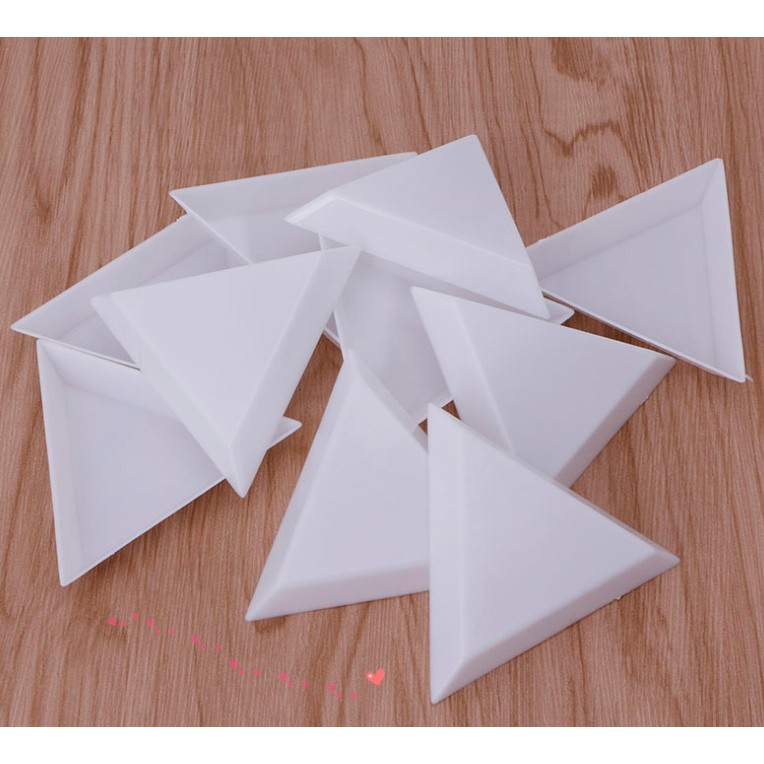Khay tam giác dùng để đựng đá phụ kiện trang trí móng làm nail