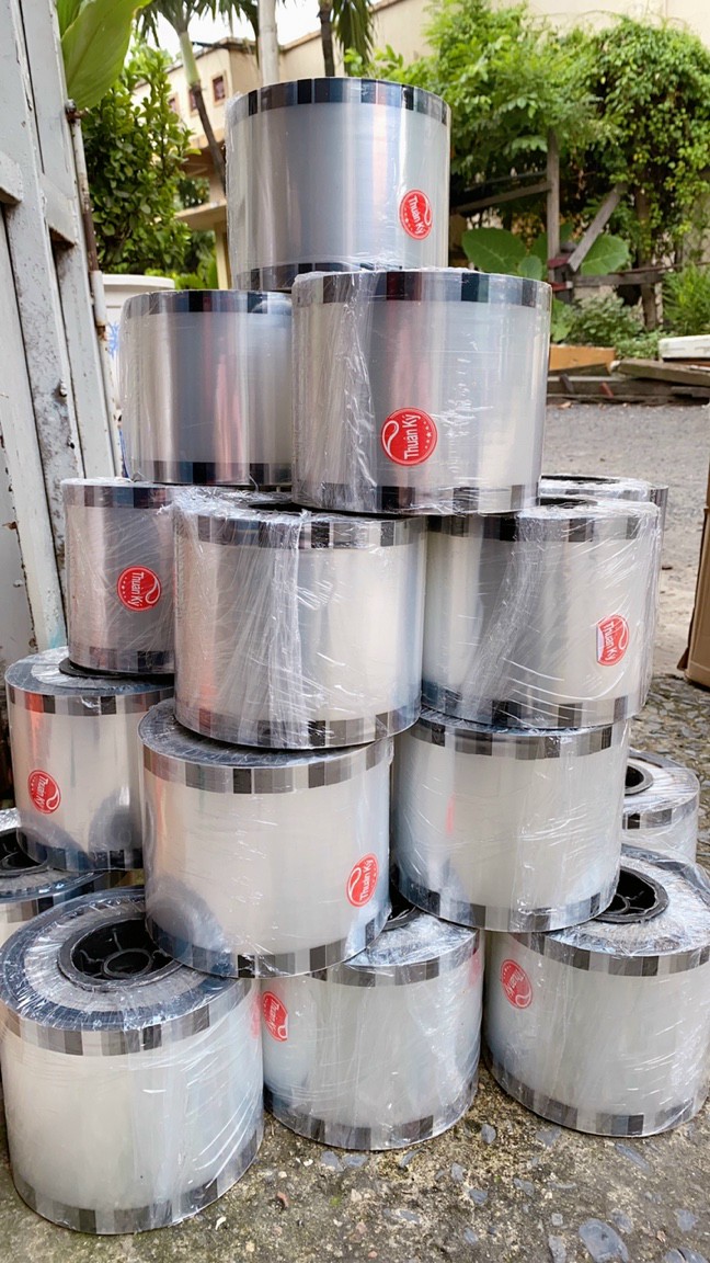 Cuộn Màng Ép Miệng Ly PP 1750 nắp, trong suốt, không có hình. Dành cho shop trà sữa mới khởi nghiệp hoặc ngân sách hạn hẹp.