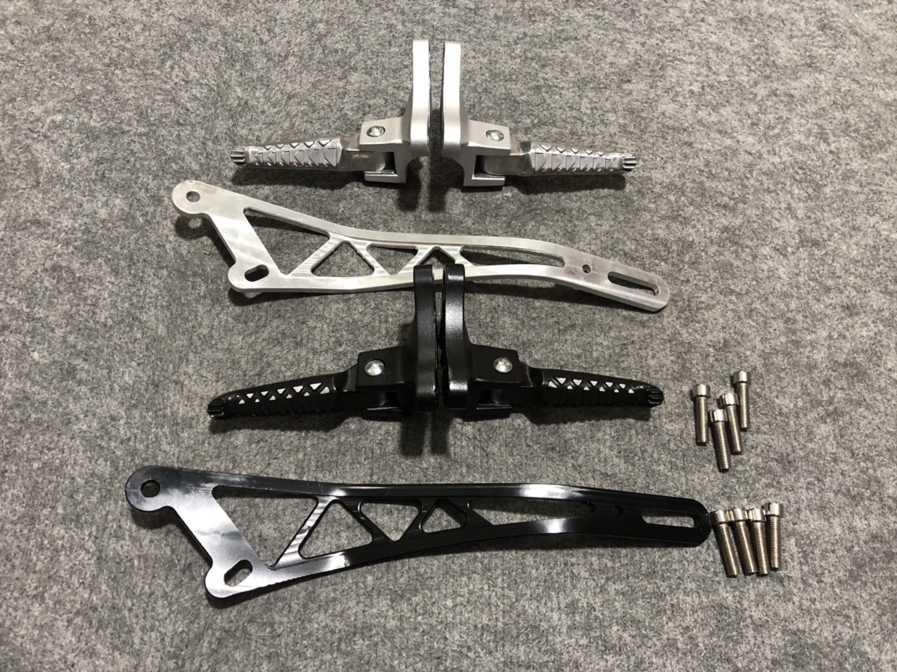 Gác Chân Malai Tặng Kèm Pas Treo Pô Nhôm CNC