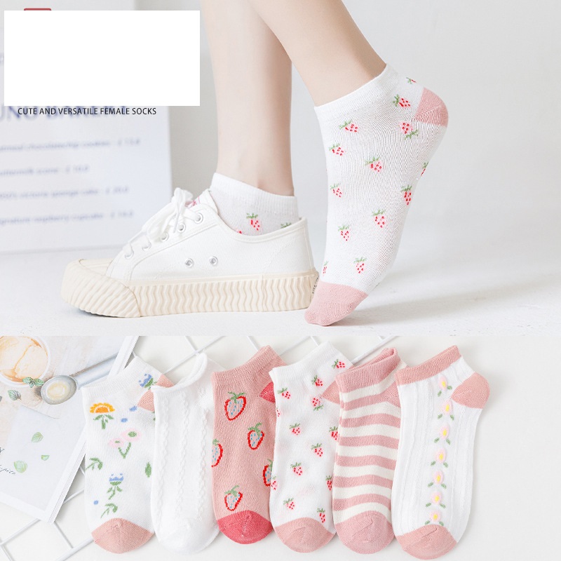 Short neck socks with cute strawberry pattern for women