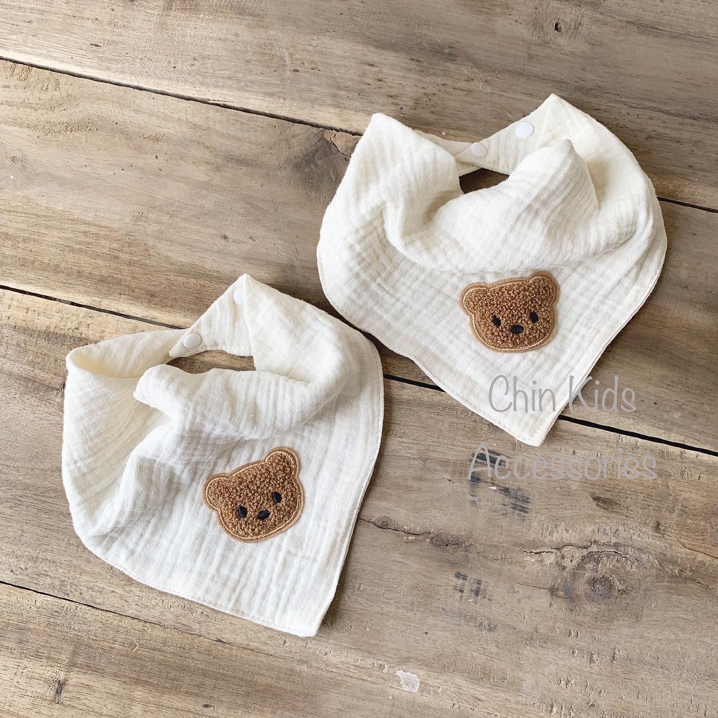 Yếm tam giác thêu gấu chất liệu xô muslin 4 lớp mềm mại cho bé