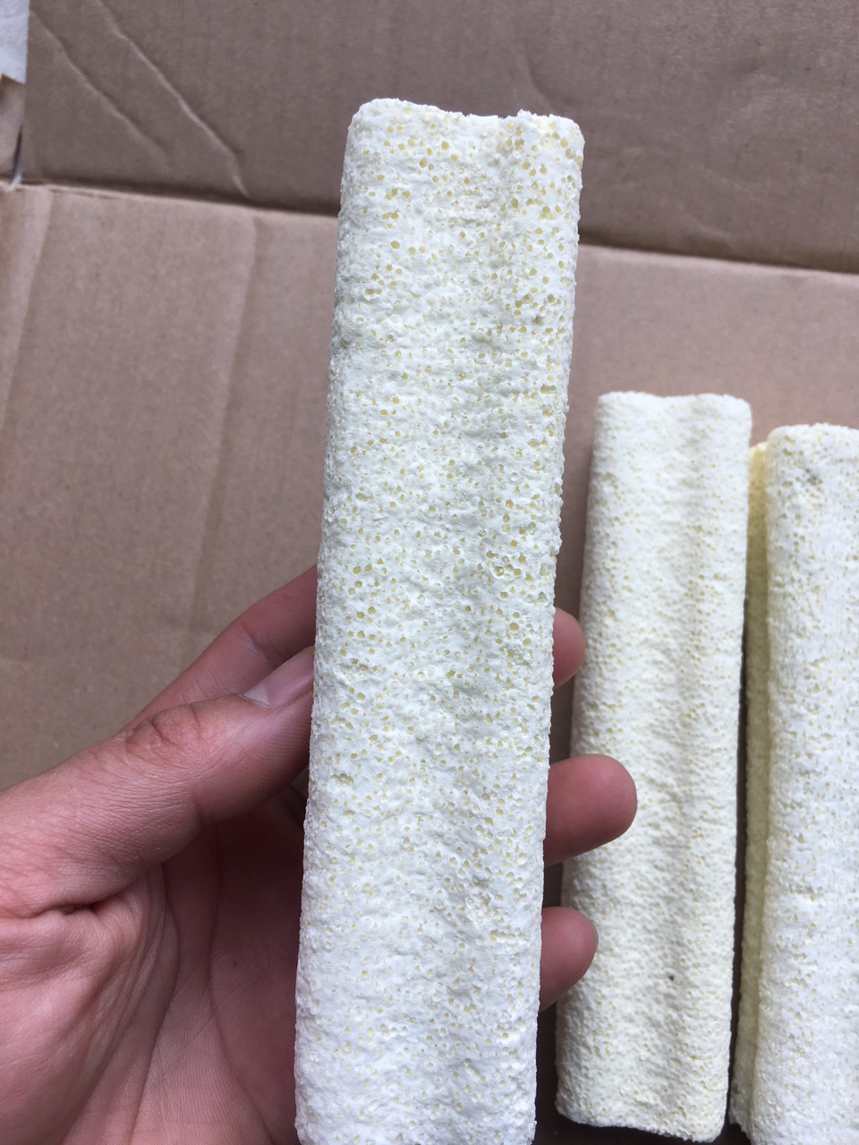 Sứ thanh hoa mai lọc nước bể cá cảnh kích thước 15x4x4cm.