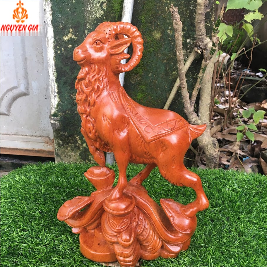 Tượng dê phong thủy bằng gỗ Hương cao 30 cm