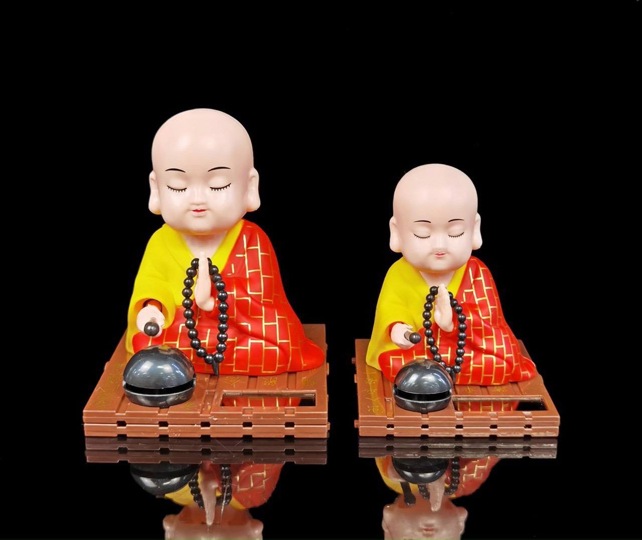 Tượng chú tiểu gõ mõ bằng nhựa sử dụng năng lượng mặt trời thu hút tài lộc - phật giáo tường thuận