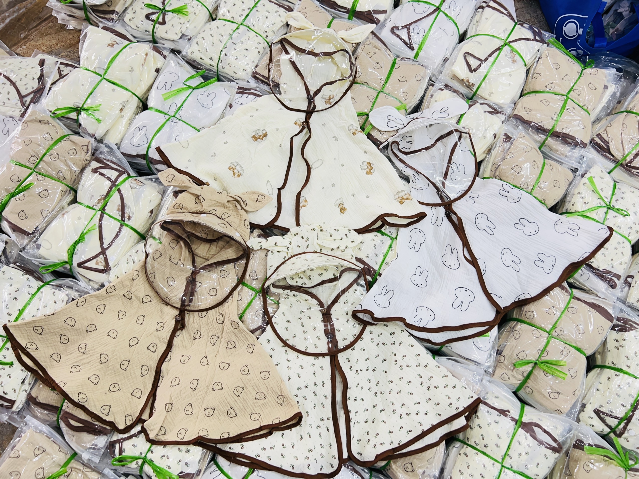 Áo choàng xô chất Muslin kèm kính chống giọt bắn cho bé - dùng được 4 mùa cho cả bé trai và bé gái.