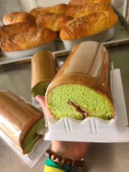 Bánh bông lan cuộn nhân dâu tây, chanh dây, nhân dứa - 1 ổ 300gam ( bánh ra lò mới mỗi ngày )