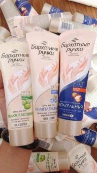 KEM DƯỠNG TAY CỦA NGA BÀN TAY NHUNG LỤA LÀM MỀM DA, DƯỠNG ẨM SÂU,