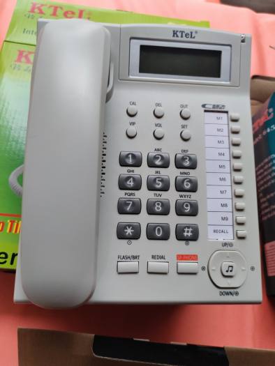 Điện thoại bàn cố định có đây chuông to bàn phím to KTEL 504 màu đen/trắng/xanh ó thể chỉnh đế bàn máy 3 nấc thấp đến cao