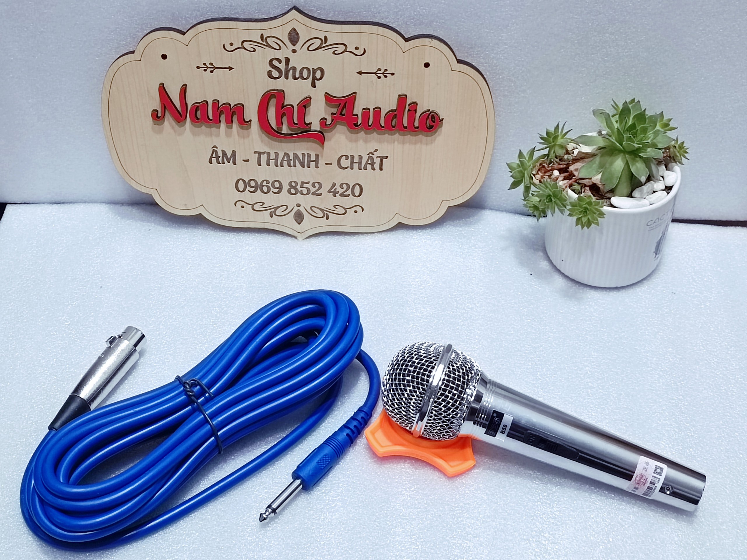 Micro có dây . Micro karaoke BBS B50 chống hú tốt, hát nhẹ không mất sức , đầu dây đúc chác chắn chống đứt gãy
