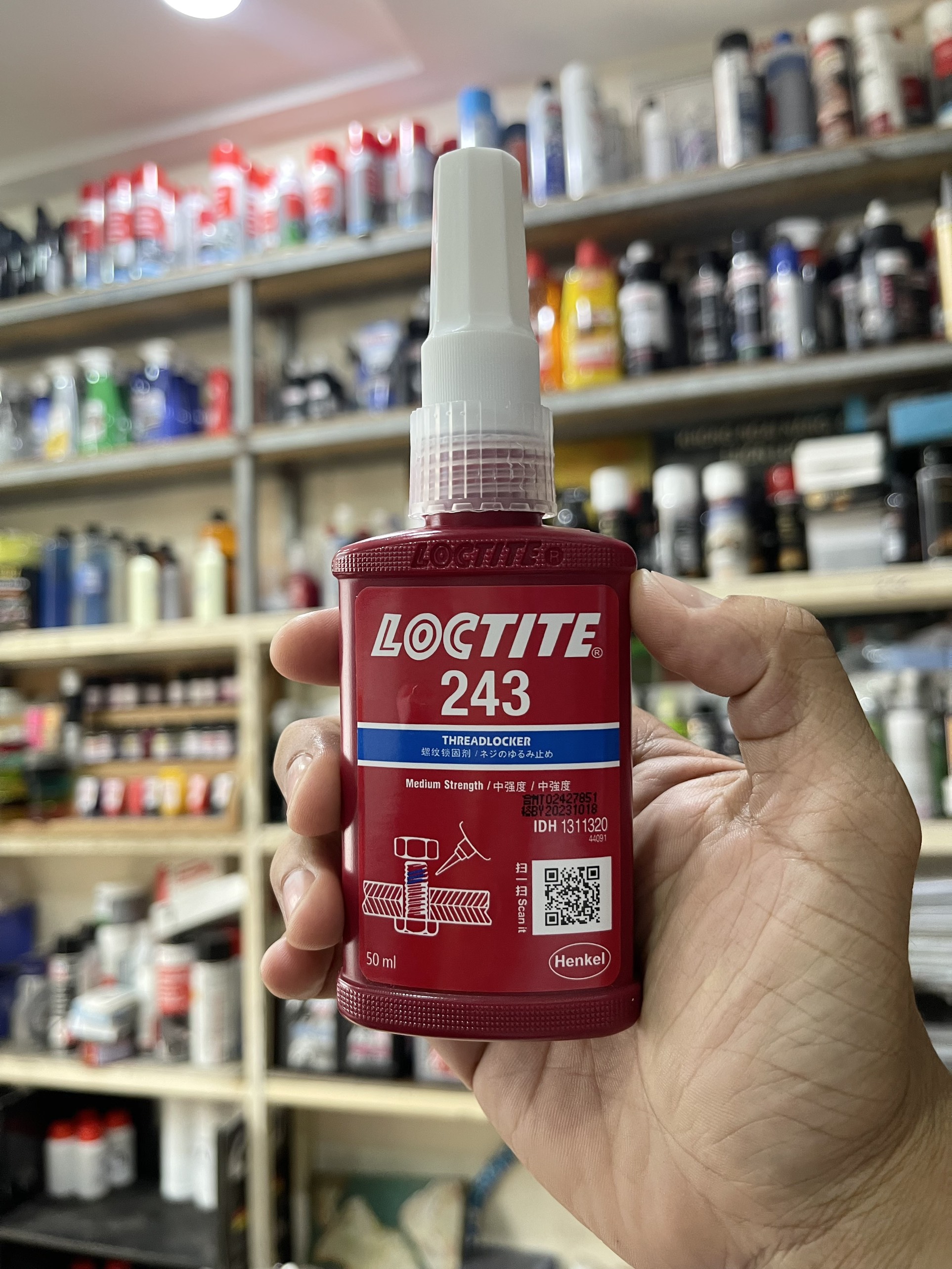 Keo dán khóa ren màu xanh loctite 243 medium strength oil tolerant threadlocker 50ml