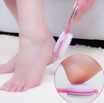 Chà gót chân 4 trong 1 lấy sạch da thừa và các vết chai sần ở chân giúp da mềm mại hồng hào hơn giúp loại bỏ lớp da chai sạn trên gót bàn chân và bàn chân.