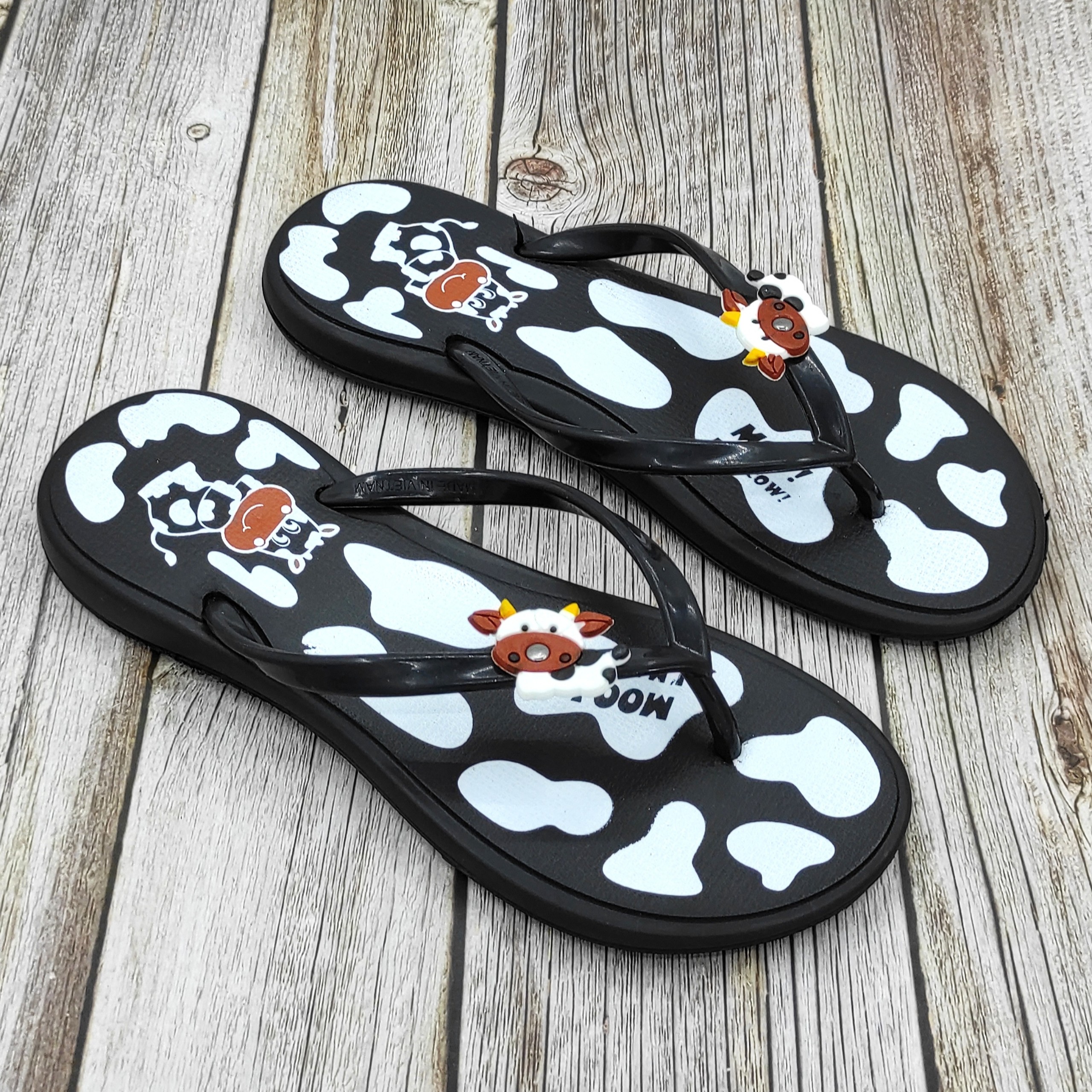 Dép nữ xỏ ngón tông lào Jevis - quai kẹp cao su gắn sticker bò sữa dễ thương đi chơi biển dạo phố thường ngày hợp thời trang - đế EVA nhẹ nhàng êm chân không thấm nước chất lượng siêu bền JE1831