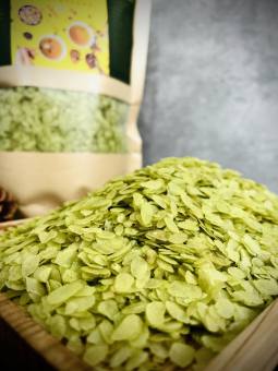 Cốm dẹp xanh loại to dày, ngon và thơm (cốm làng vòng món quà của tuổi thơ)