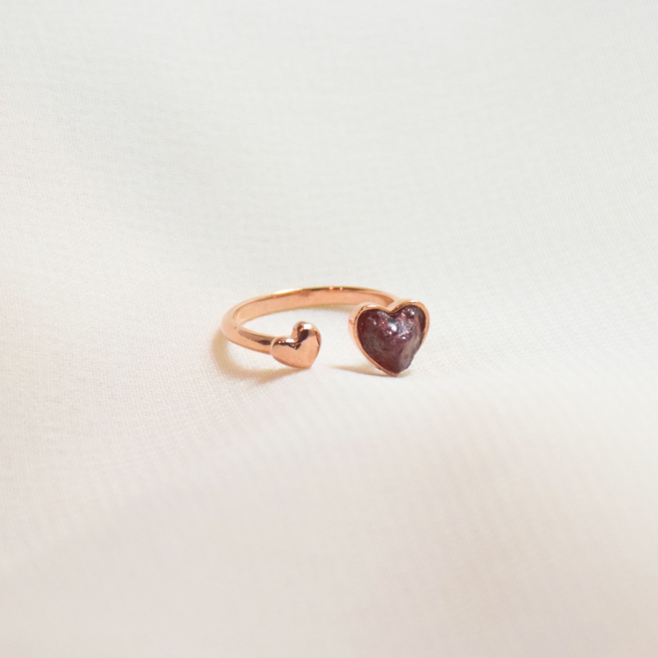 เครื่องประดับ rock me jewelry รุ่น Double mini heart ring แหวน ทองเหลือง ประดับพลอย (Customized 15 Days) ราคา 690 บาท*ส่งฟรี