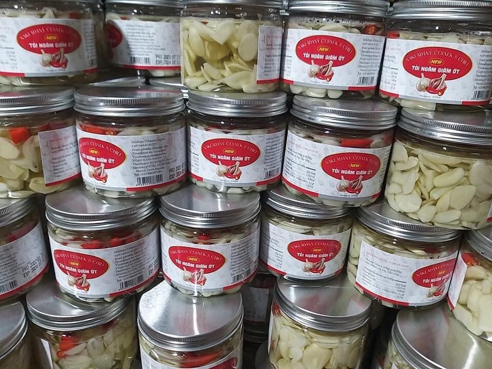 Kim Ngân - Tỏi - ớt ngâm dấm 500ml- Thơm,chua dịu, tiện dụng - Thuần Nông - Lychee vinegar with sugar, garlic, chilly