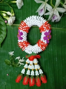 ภาพหน้าปกสินค้าArtificial Beal Flowers & Plant Wreaths for praying respect to B, make merit, go to temple ที่เกี่ยวข้อง