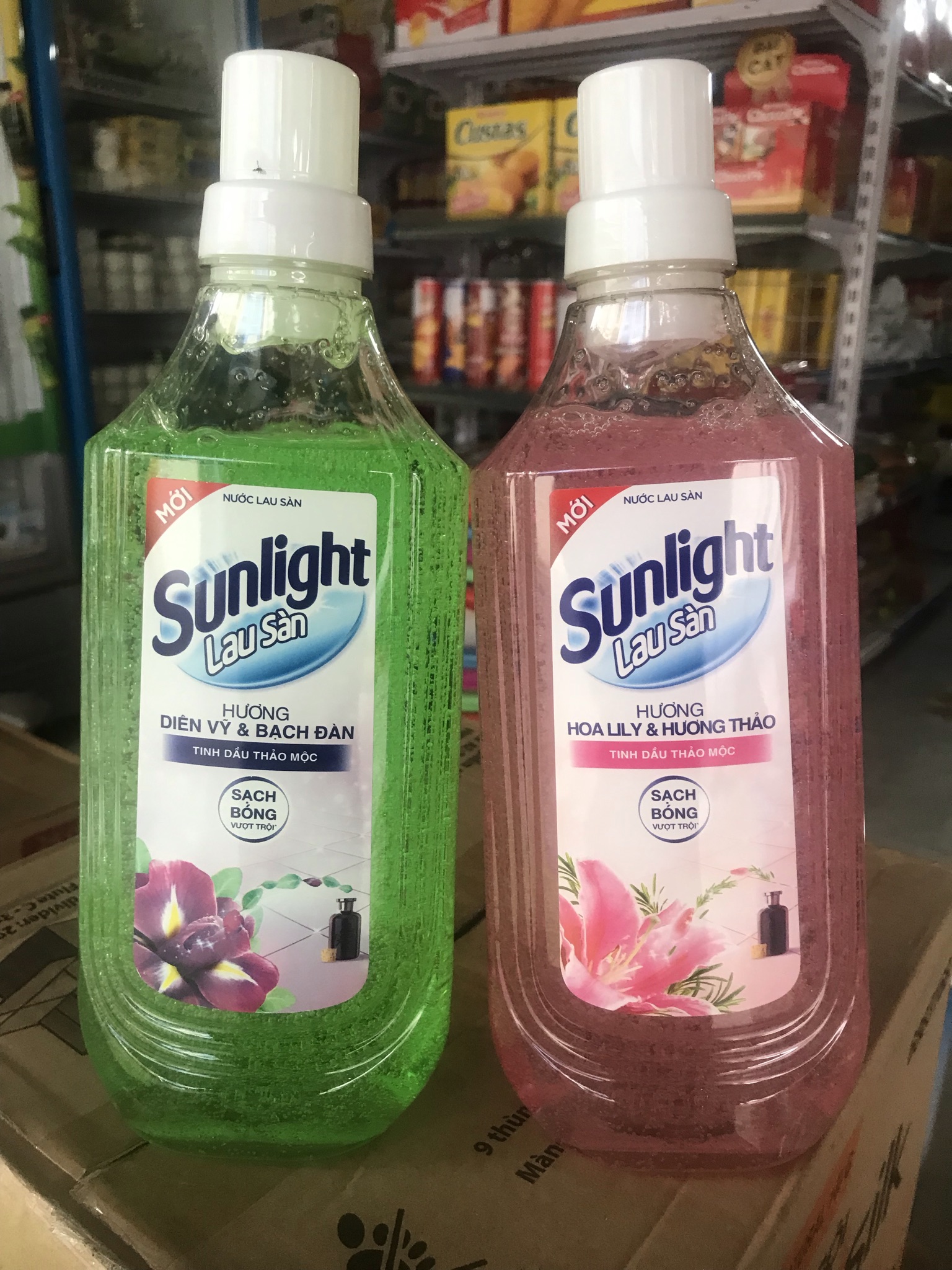 Nước lau sàn Sunlight hương hoa lily/ diên vĩ bạch đàn chai 1kg mẫu mới