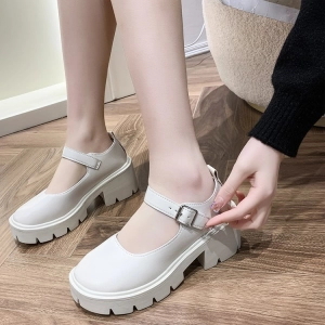 ภาพหน้าปกสินค้ารองเท้าคัชชู หนังนิ่ม รองเท้าแฟชั่นแบบใหม่ส้นแบน รองเท้าหุ้มส้น ส้นเตี้ยรุ่นเกาหลีของรองเท้าหนังขนาดเล็กสําหรับสาว ๆ ที่เกี่ยวข้อง