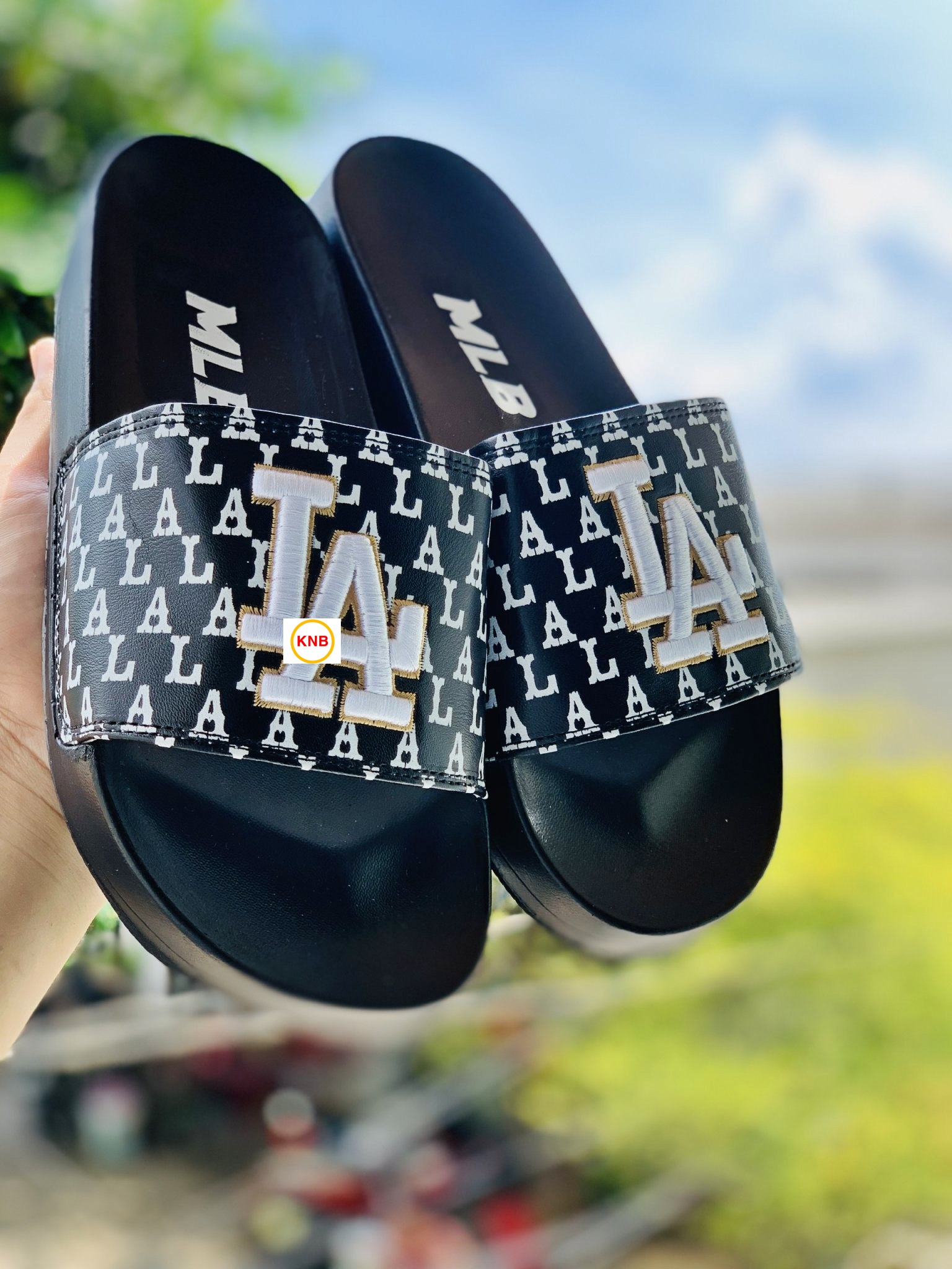 Dép quai ngang nam nữ, dép quai ngang thể thao nam nữ, dép quai ngang thời trang, dép mlb 𝓁𝒶 quai ngang thể thao 𝐋𝐀 thêu màu đen thêu vàng