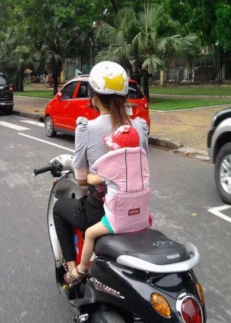 Đai đi xe máy cho bé, đai ngồi xe máy cho bé, đai đi xe máy an toàn cho bé, địu ngồi cho bé đi xe máy