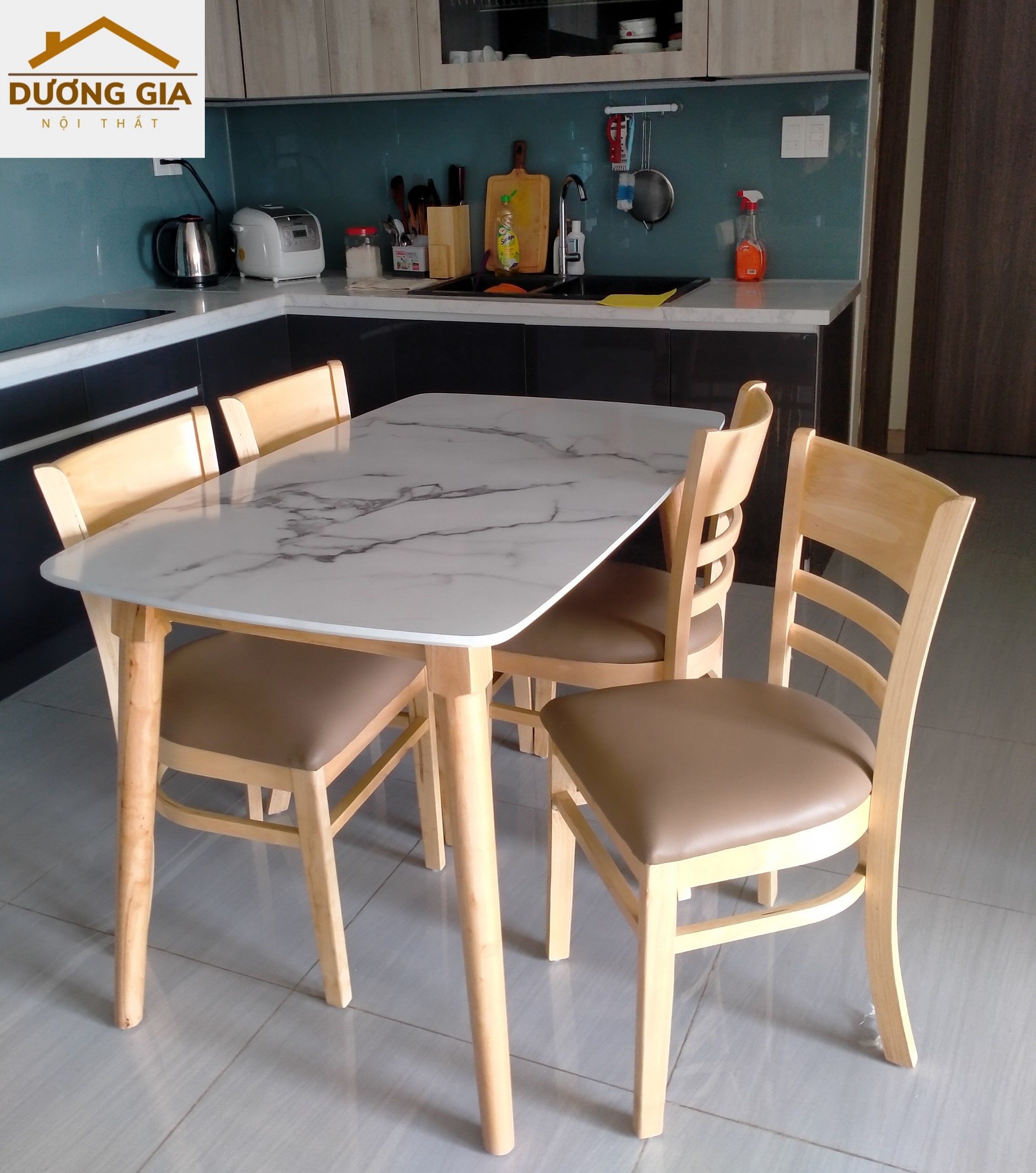 Bộ bàn ăn gỗ cao su dành cho chung cư