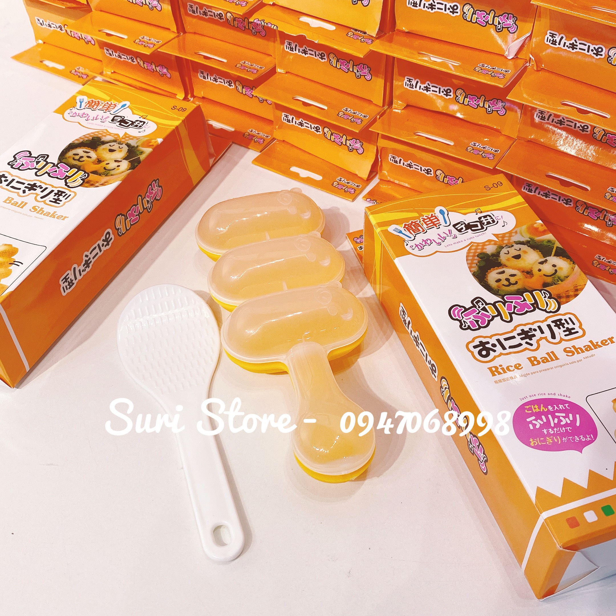 Khuôn lắc cơm cho bé (kèm thìa)