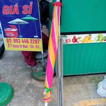 Dù che nắng ngoài trời dù vải lớn đường kính 2 mét 4 kèm đế dù xếp như hình