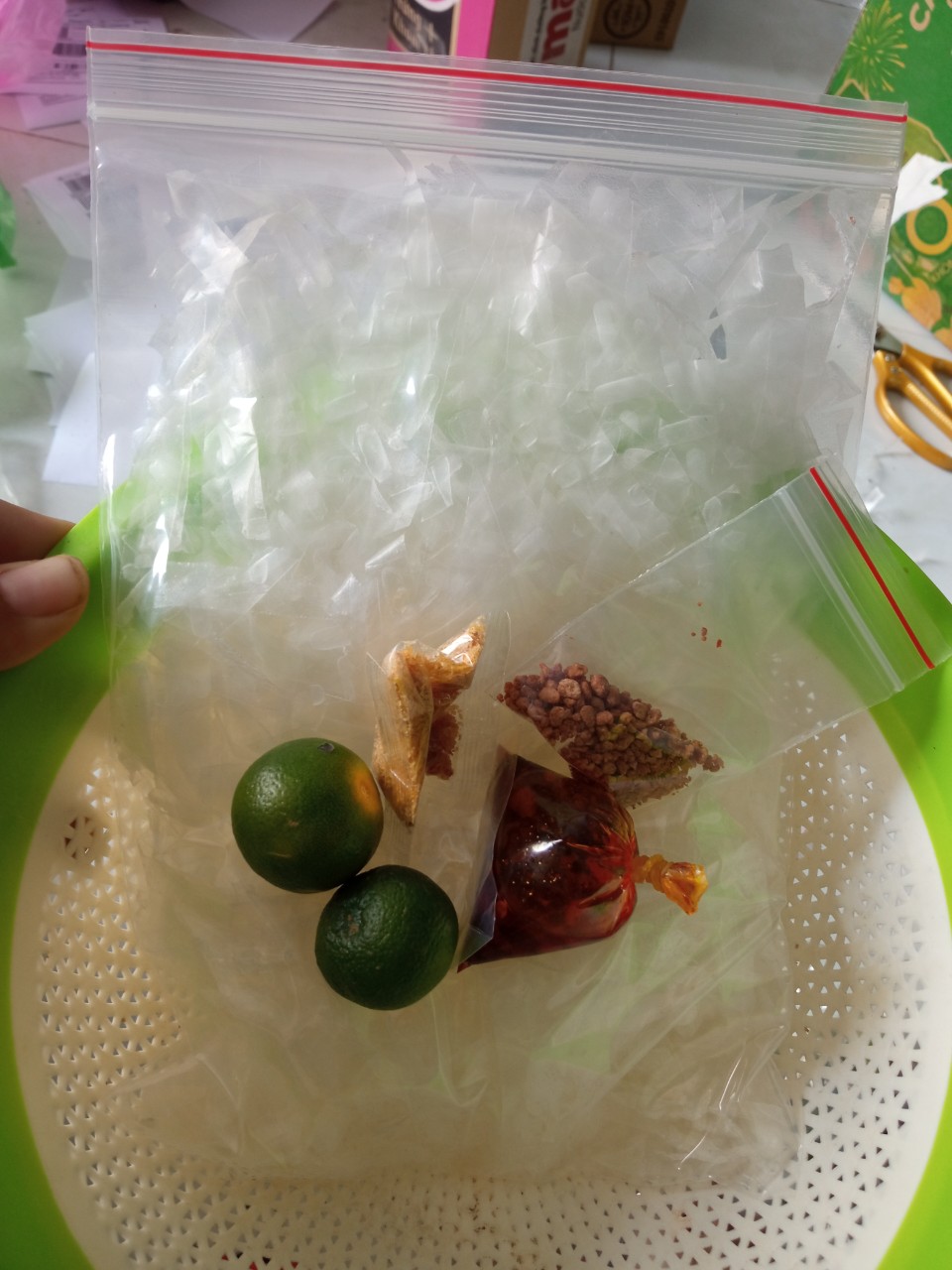 1 bịch bánh tráng sợi trộn sate hành phi ngon rẻ