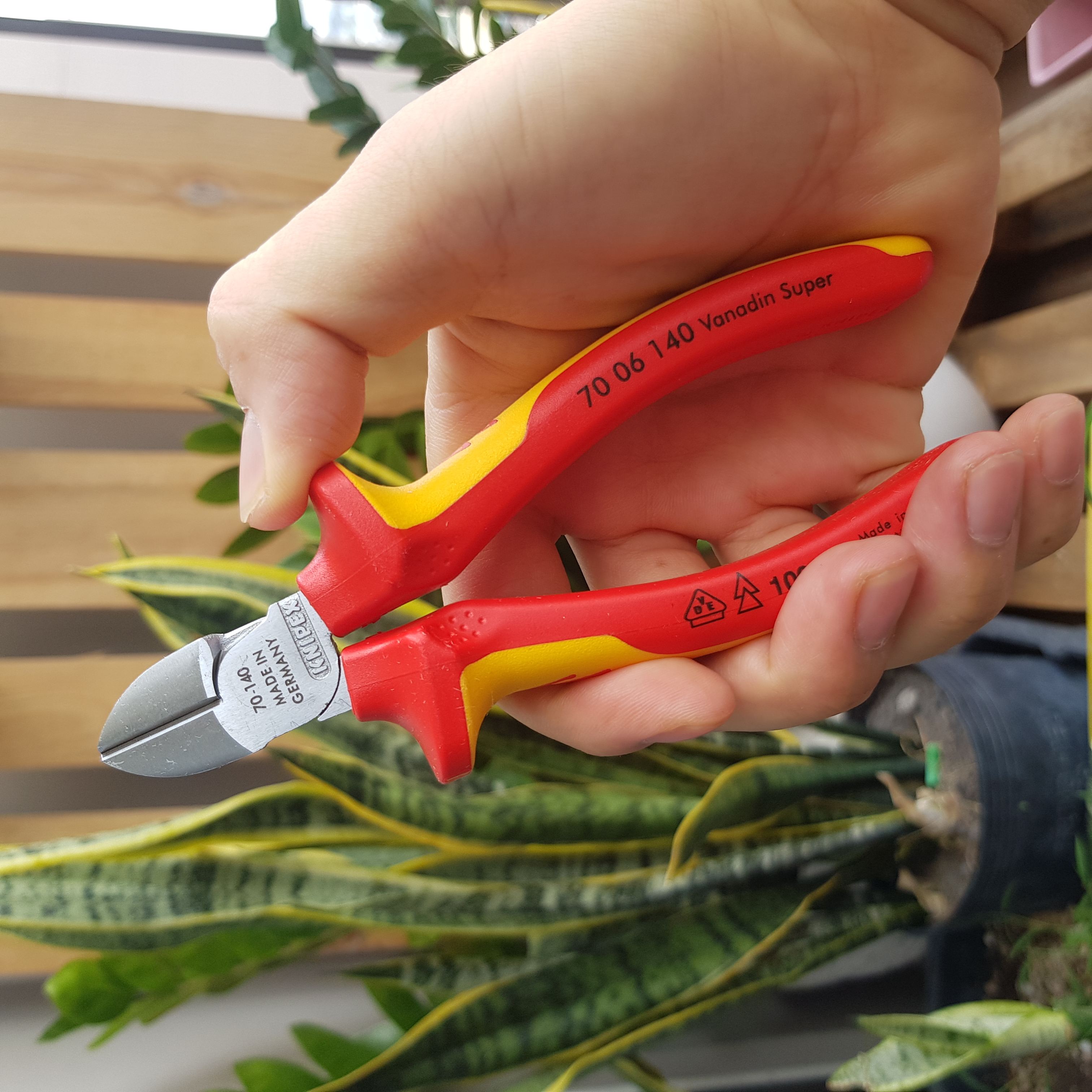 Kềm cắt mũi thon diagonal knipex 70 06 140 cắt thép ø 1.8 mm cách điện vde 1000 volt chiều dài 140mm - sản xuất tại đức