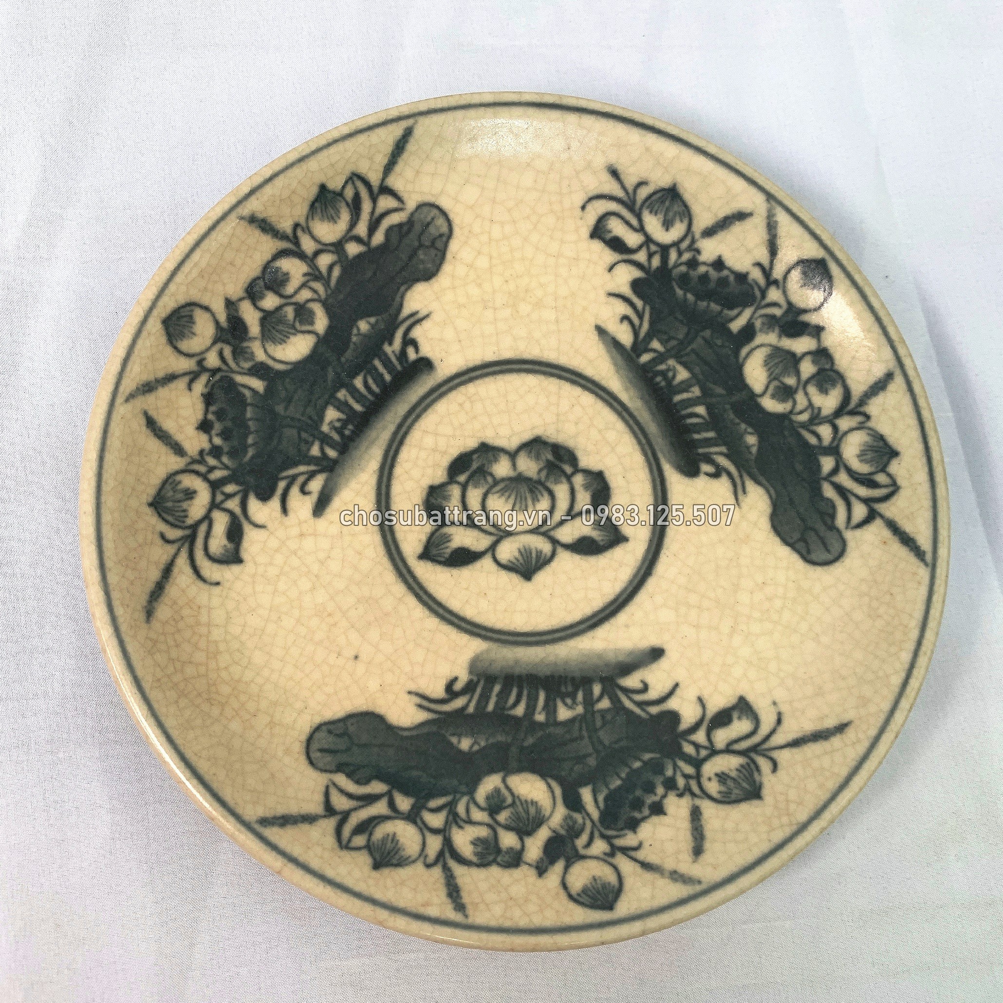 Có video - Đĩa đựng trầu cau trên bàn thờ men rạn trơn phi 15