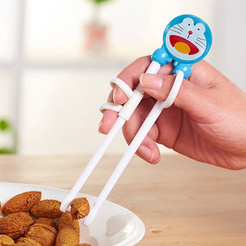 Đũa ăn dặm/ đũa tập ăn hình doremon/ đũa tập ăn dặm xỏ ngón doremon cho bé/ đũa tập ăn dặm xỏ ngón thông minh/ đũa tập ăn xỏ ngón đôremon cho bé tập gắp/ đũa tập ăn doraemon đáng yêu cho bé