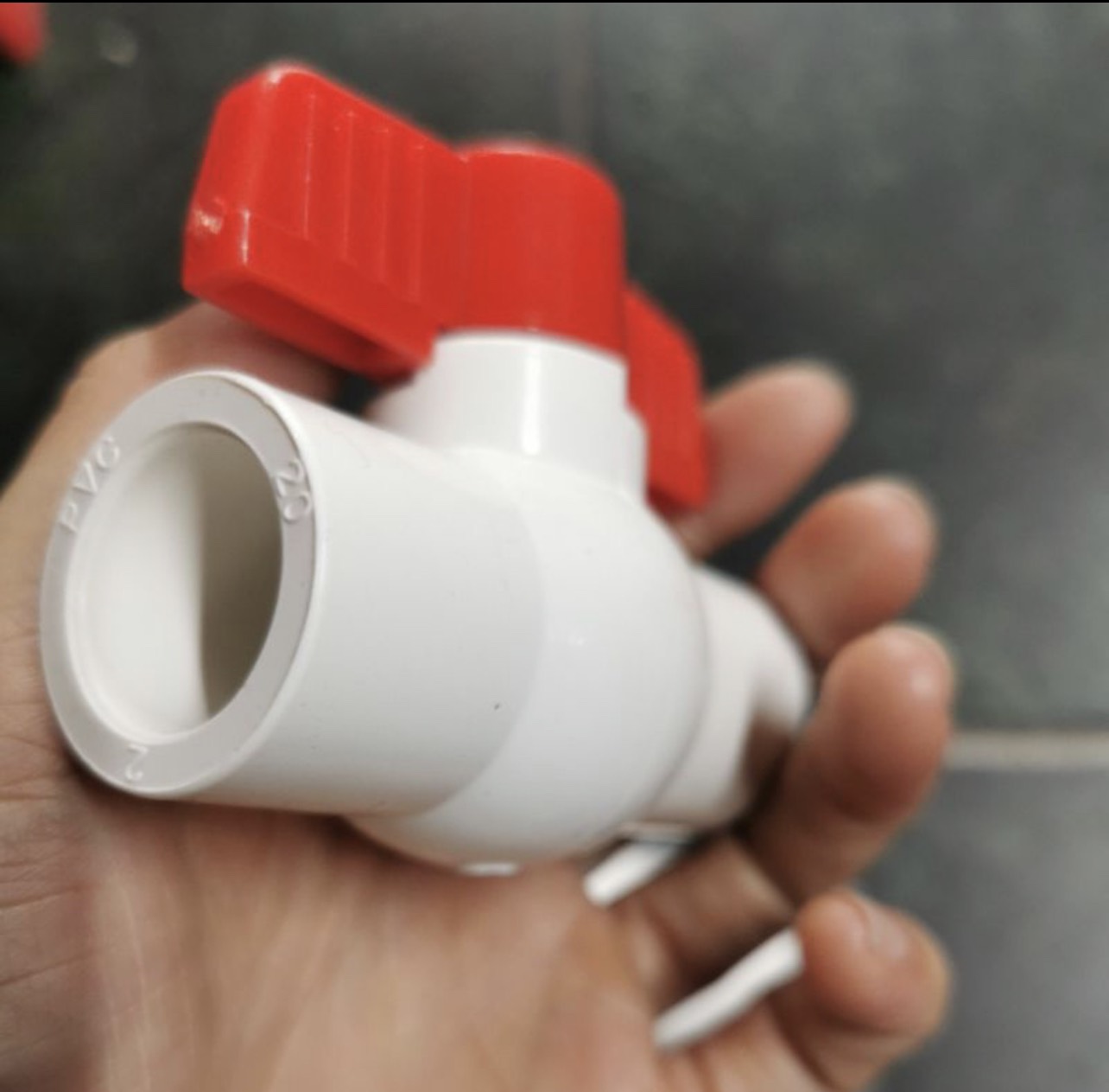 Van khóa ống đỏ máy bơm nước hồ cá