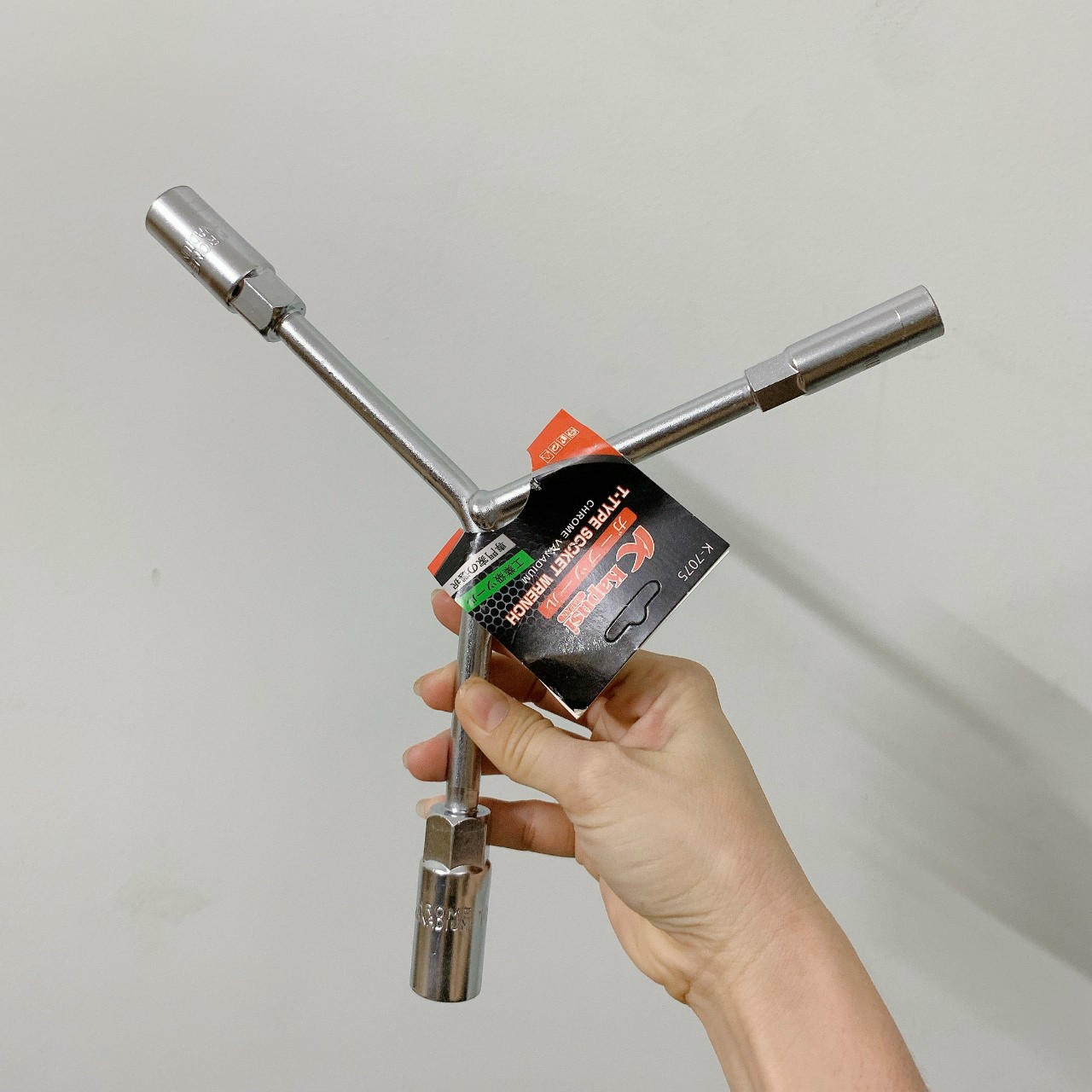 Cần Siết Chữ Y 3 Size Vặn Ốc có nhiều size từ 8mm đến 19mm thương hiệu Kapusi. 1 cây chữ Y là 3 đầu số ly khác nhau, 8/9/10; 8/10/12; 10/12/14; 12/14/17; 14/17/19 mm phù hợp với nhiều con ốc khác nhau cho anh em thợ sửa xe