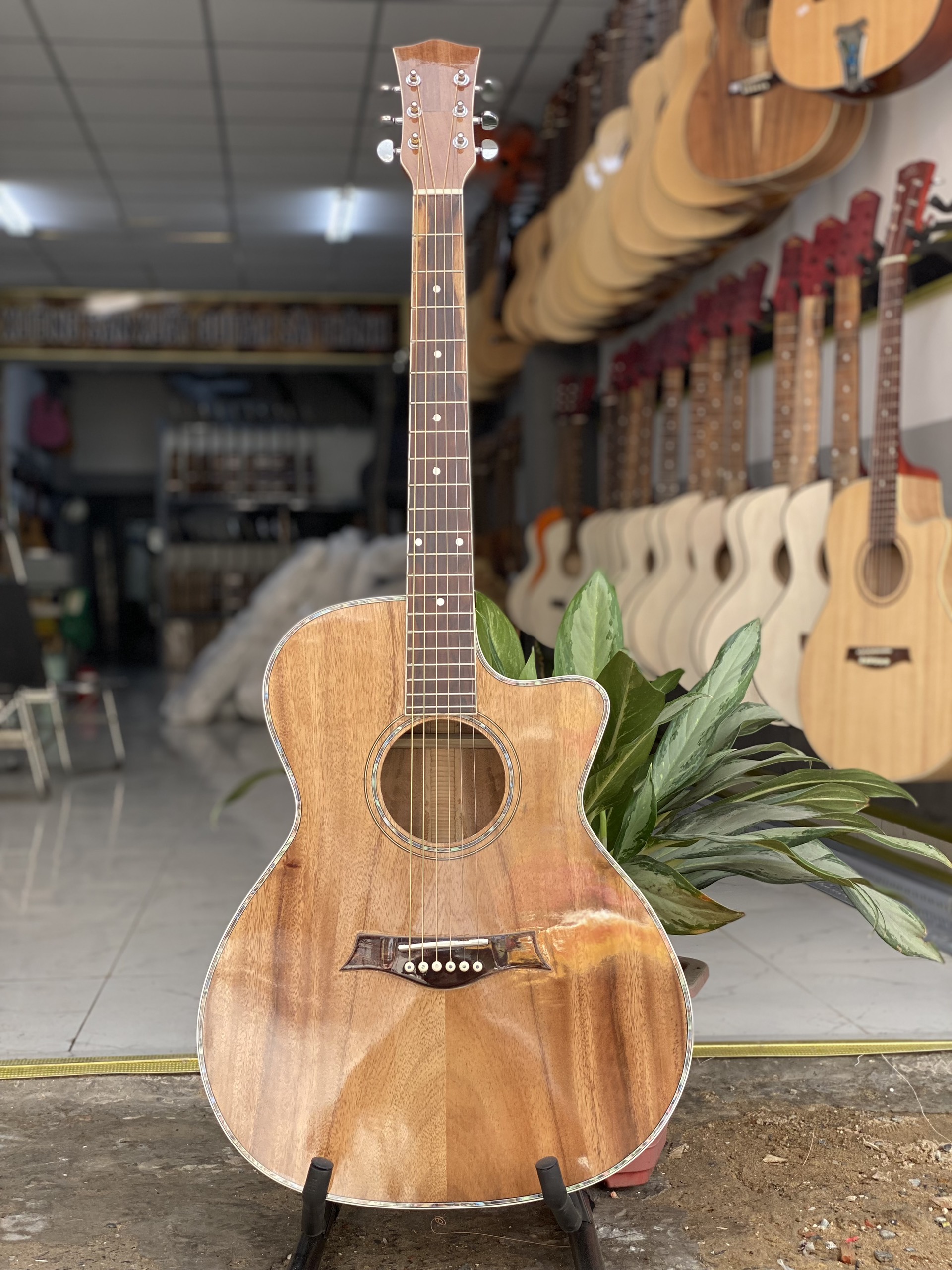 Đàn guitar acoustic khảm xà cừ full nguyên tấm mã hg-88