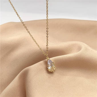 Dây chuyền pha lê hình giọt nước