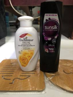 Set 2 chai tặng 2 miếng lót nồi gồm: 1 Chai Sữa Tắm Enchanteur 100g + 1 Chai Dầu Xả Sunsilk Óng Mượt Rạng Ngời 150g