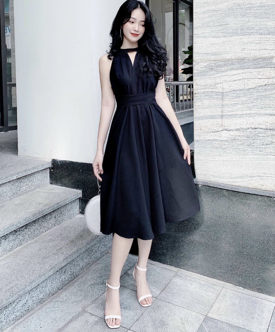 Đầm đen cổ yếm thắt chéo eo
