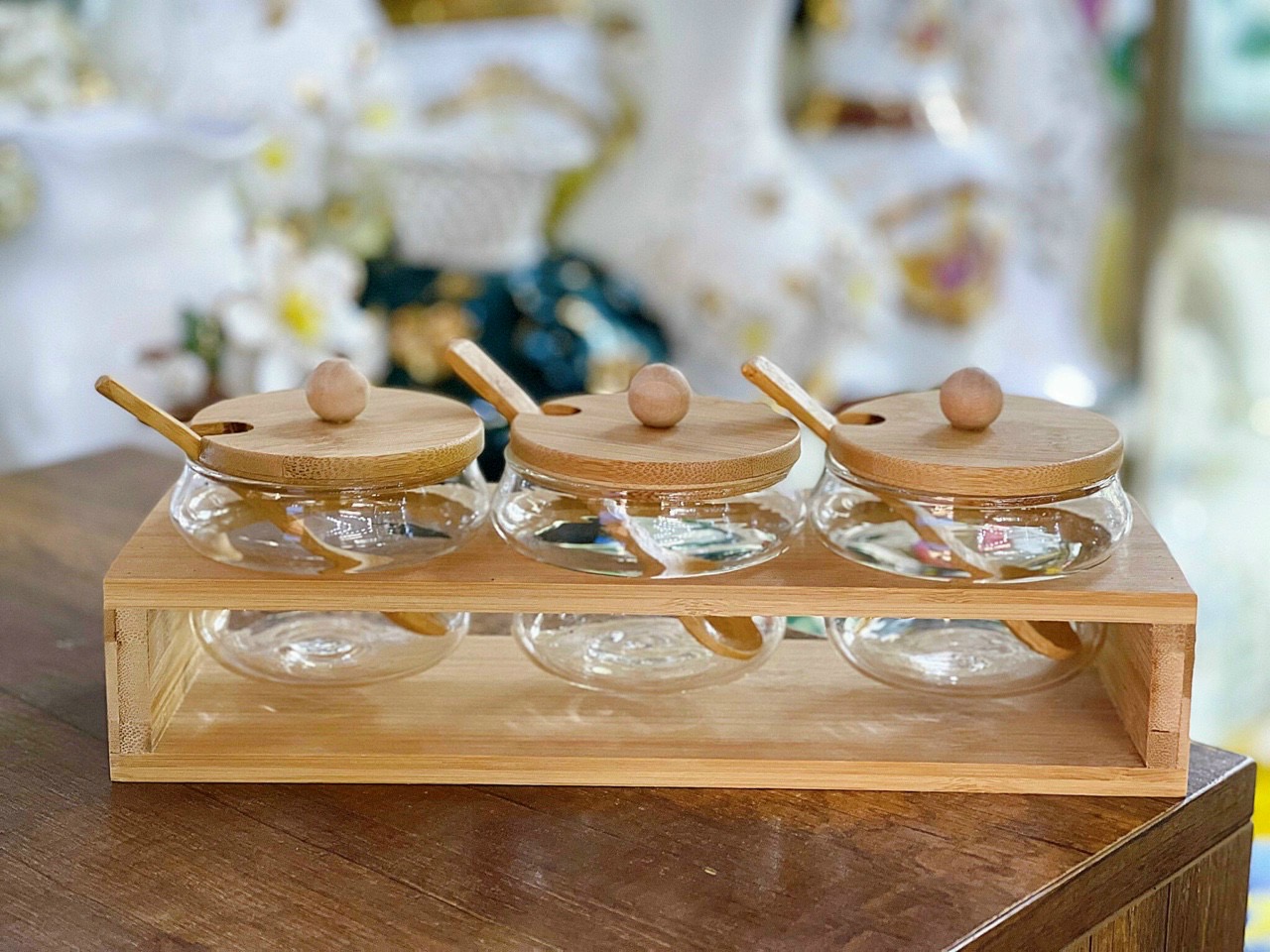 Bộ 3 lọ đựng gia vị kèm 1 kệ đựng bằng gỗ độc đáo