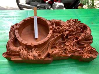 gạt tàn làm bằng gỗ hương trạm khắc rồng tinh xảo
