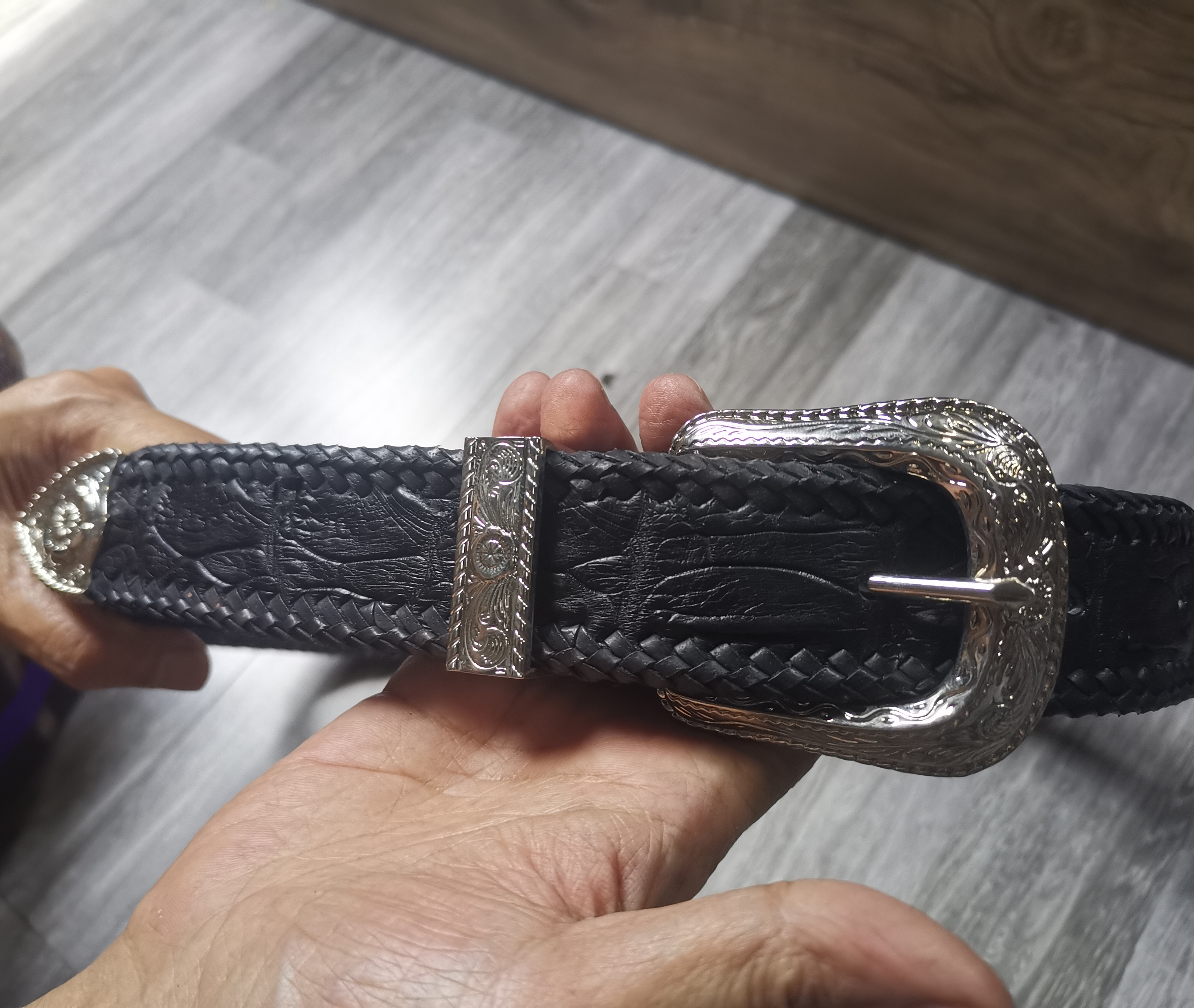 "งานเด่นๆ ของเท่ๆ หนังแท้ต้องที่ร้าน You Link"(สีดำ) เข็มขัดหนังจระเข้แท้ รุ่นกระดูกเดียว พร้อมกับโหนกสวยๆ เป็นหนังแผ่นเดียว ราคา 2,400 บาท*ส่งฟรี