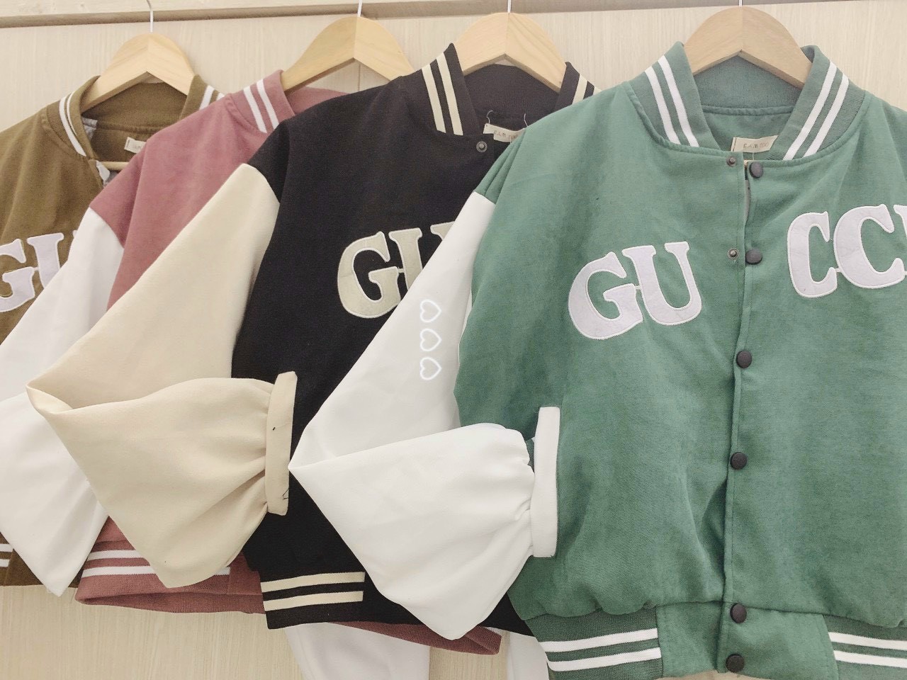 Áo khoác bomber da lộn 2 lớp from croptop nữ thêu GUCC sang chảnh thời trang du lịch đi chơi