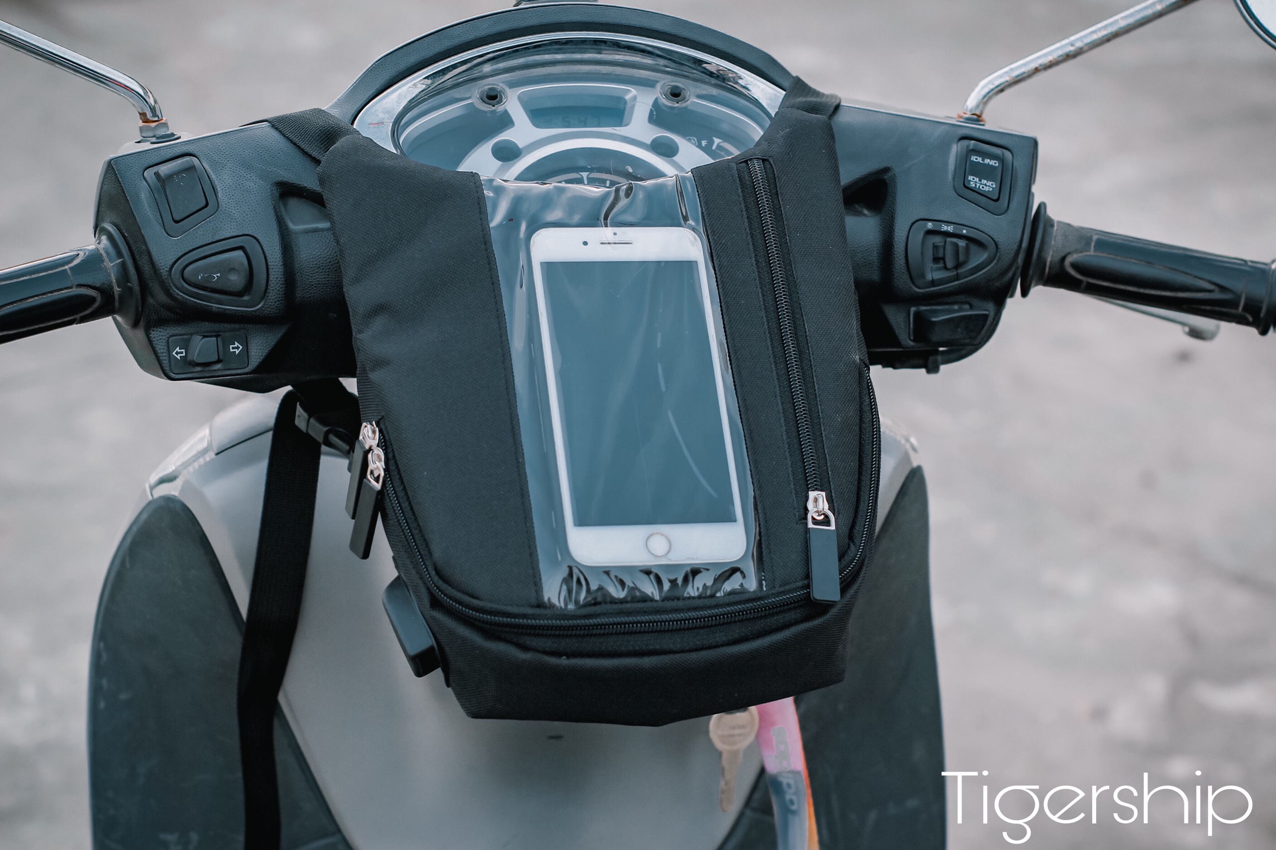 Túi chạy grab dọc - túi treo đầu xe máy chạy grap cảm ứng được điện thoại - xem đường đi có lỗ dây sạc TÚI DỌC