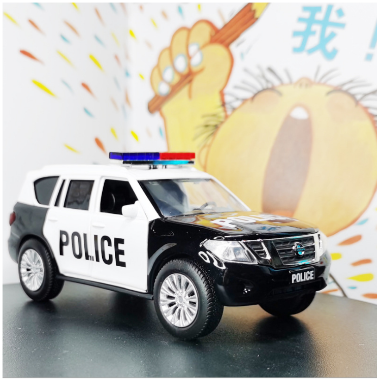 Xe ô tô cảnh sát Nissan Audi Q8 xe đồ chơi trẻ em mô hình xe bằng kim loại