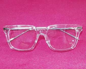 Mắt Kính Gọng Nhựa Trong Form Chữ Nhật Chân Nhiễn Màu Bạc(kính+khăn+bao da)