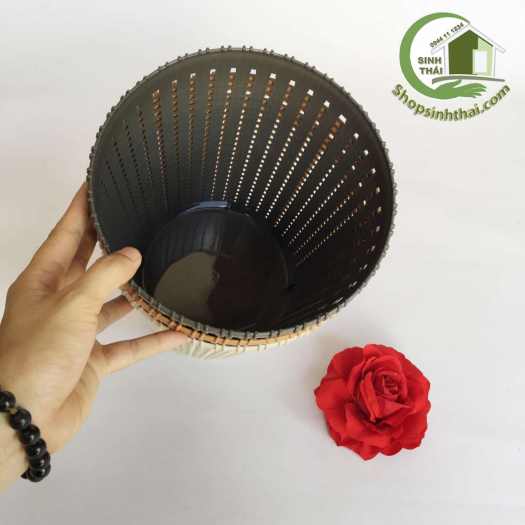 Sọt rác nhựa giả mây đan 25cm x 21cm - giao màu ngẫu nhiên